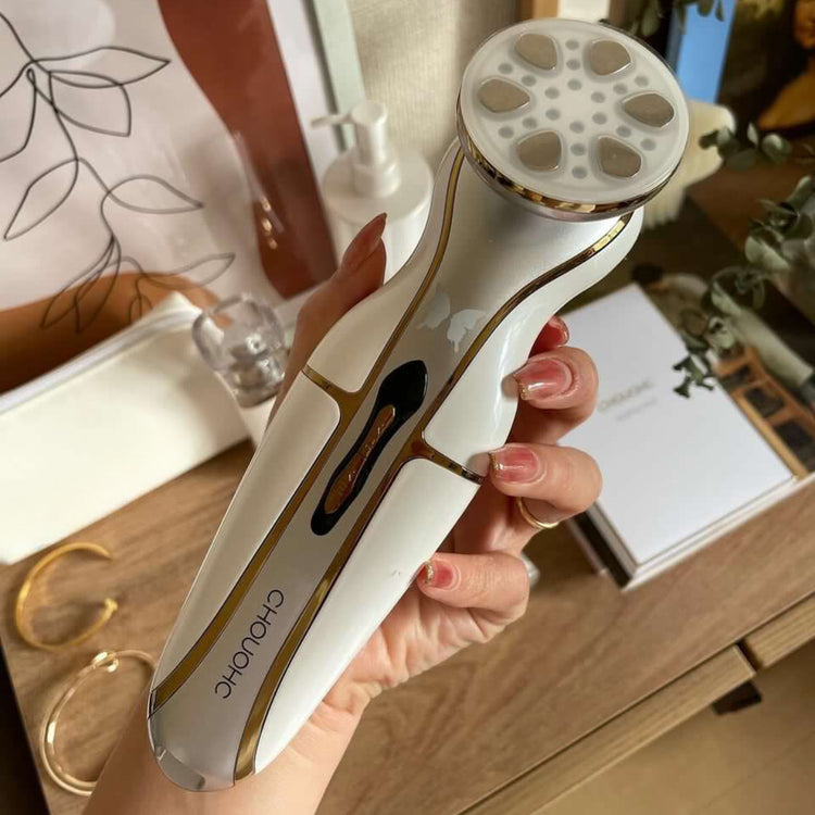 Manicured woman’s hand holding CHOUCHOU TOKYO The Morpho device with lights off, highlighting its refined design and luxurious finish in a calm moment.