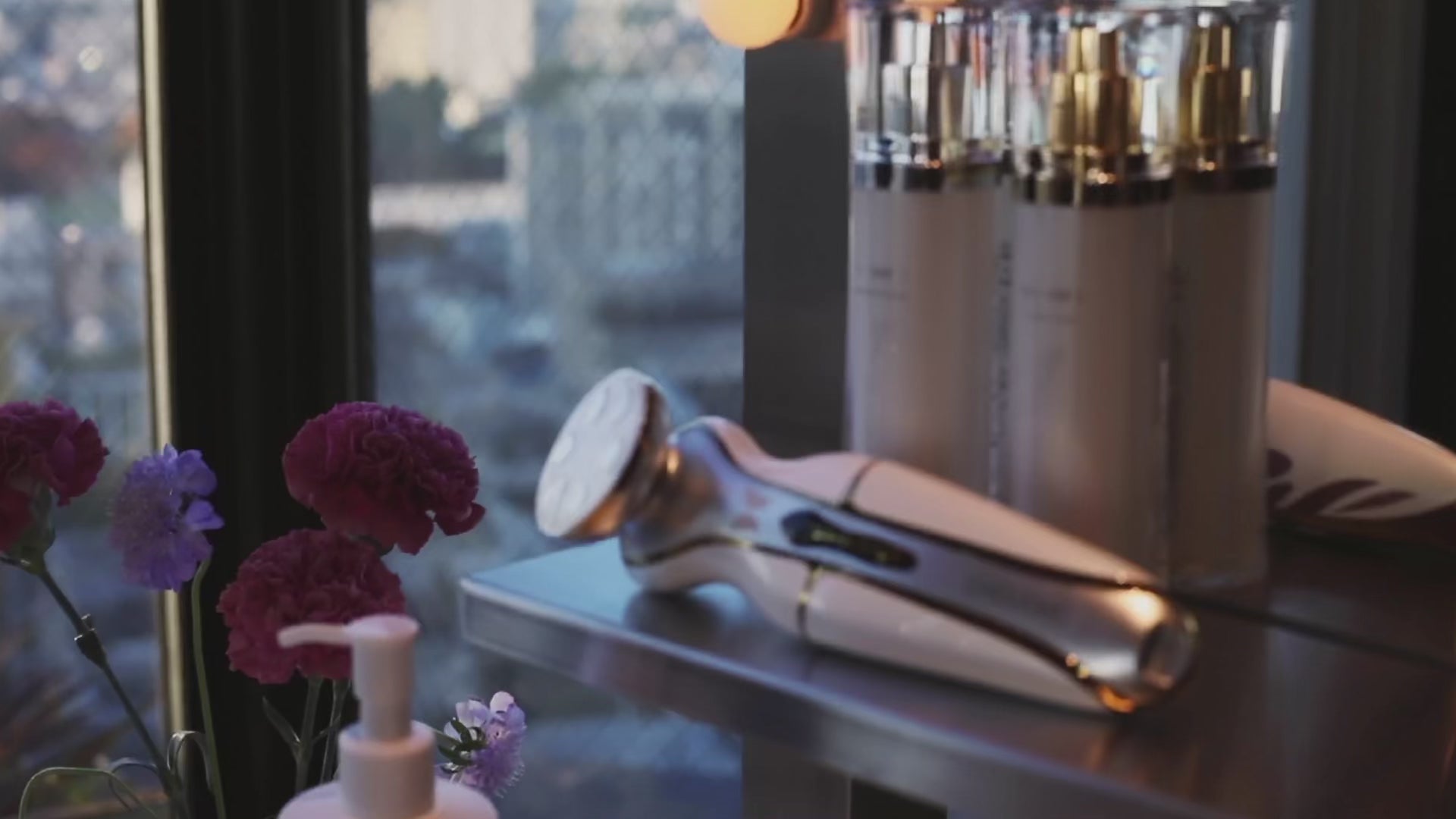 Load video: Elevate Your Morning Ritual with The MorphoReveal visible results in just 5 minutes a day with five advanced pro-ageing technologies.